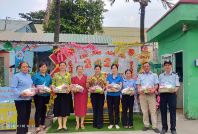 Công đoàn trường Mầm Non Tân Định tặng quà tết cho các công đoàn viên