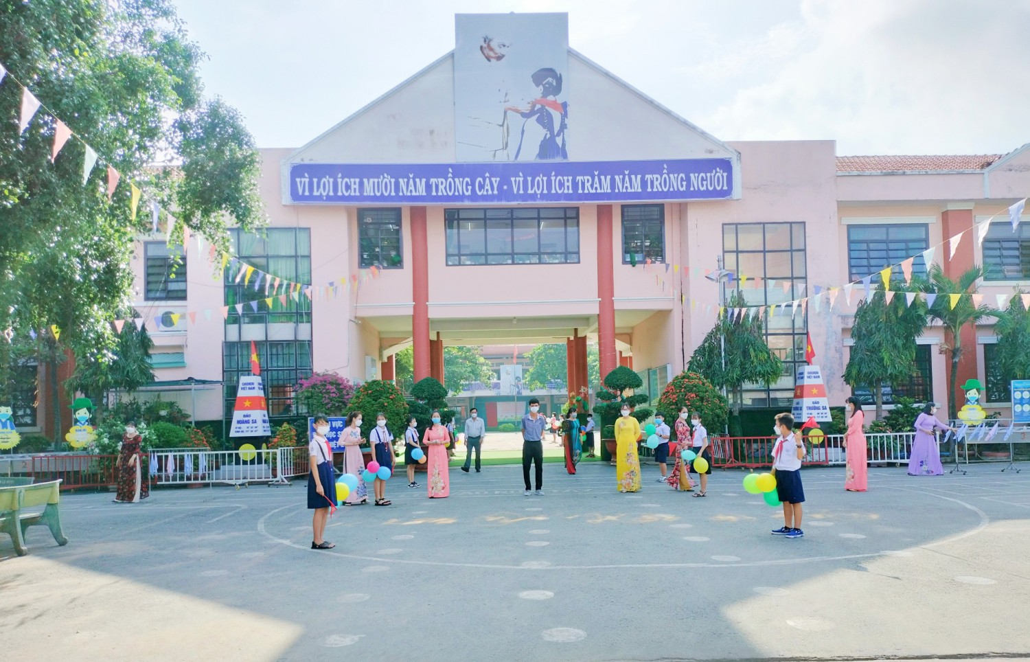 Ngày 19 tháng 5 năm 2022, trường Mầm Non Tân Định tổ chức cho học sinh lớp lá trải nghiệm và tham quan trường Tiểu Học Tân Định